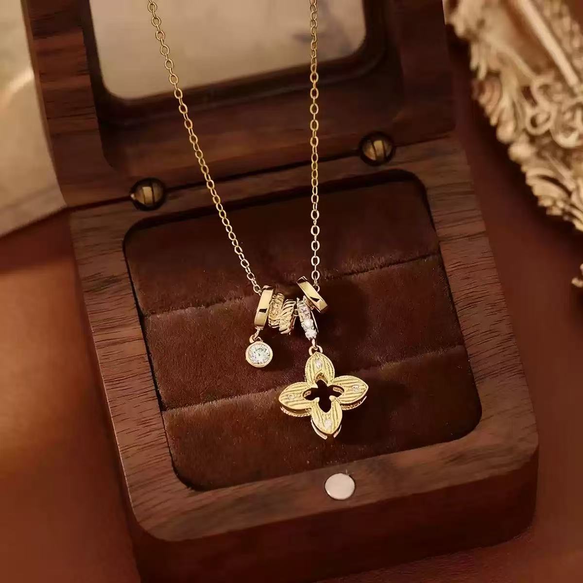 Aureole Clover Pendant Necklace