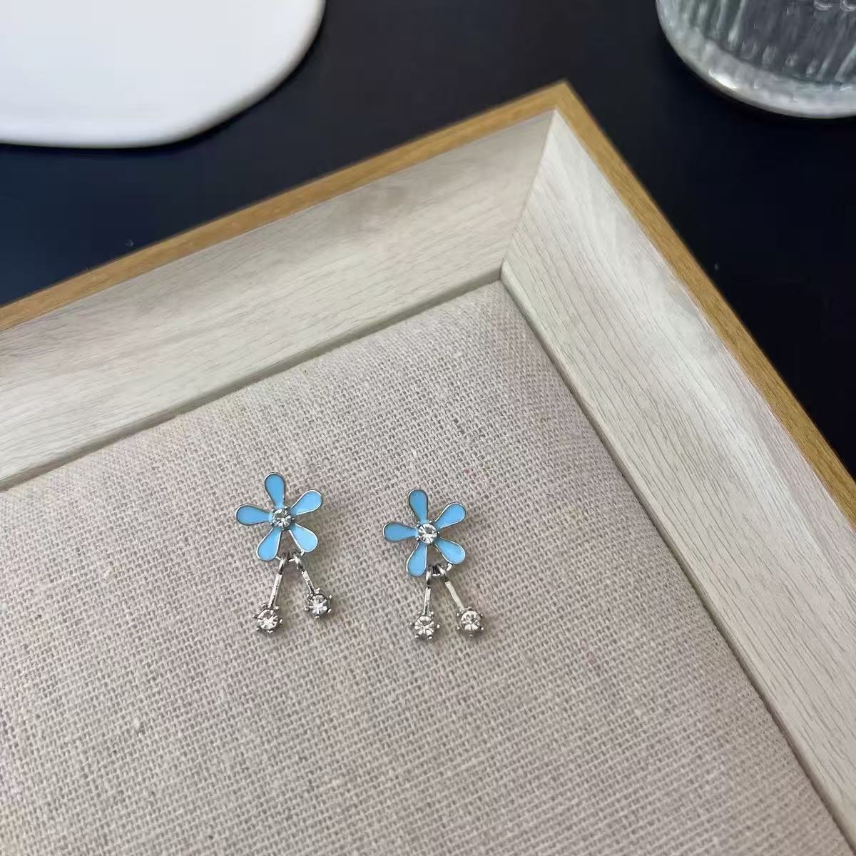 Daisy Dangle Earrings
