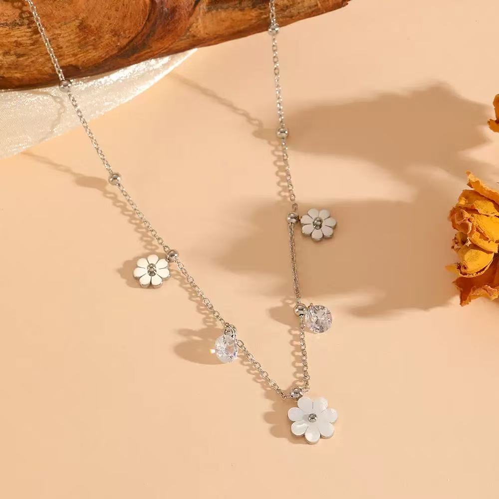 Gold Daisy Necklace