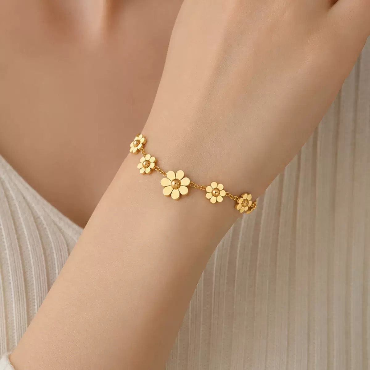 Gold daisy bracelet