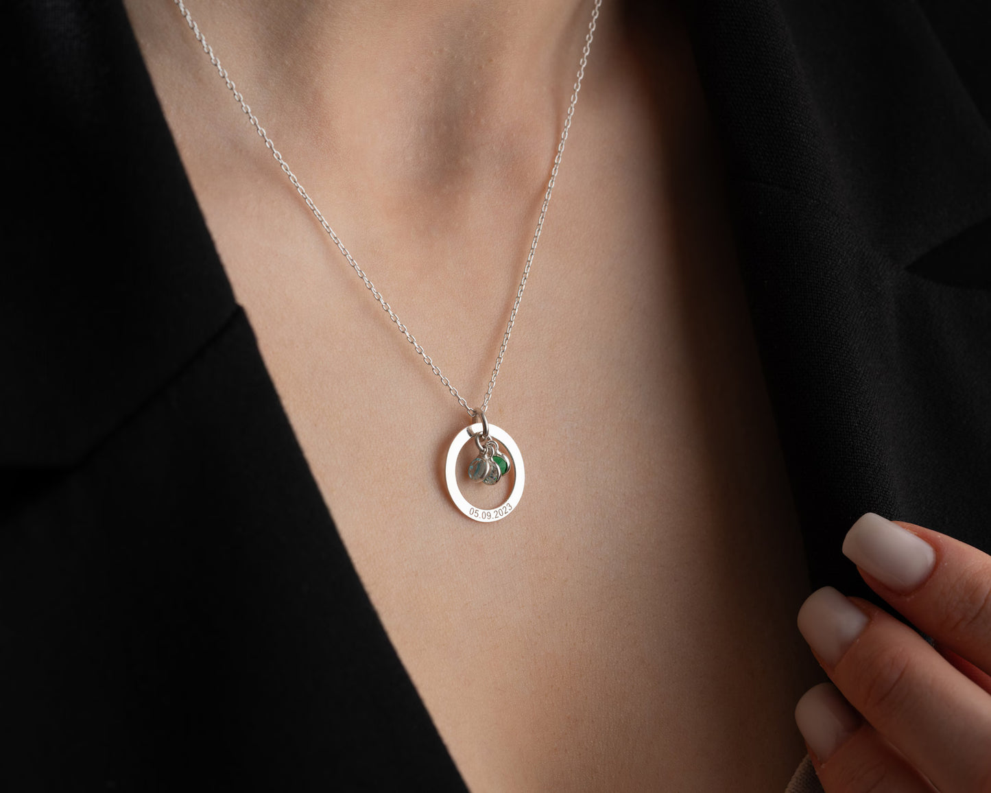 Collar personalizado de oro con piedra natal: Mensaje grabado en círculo de plata