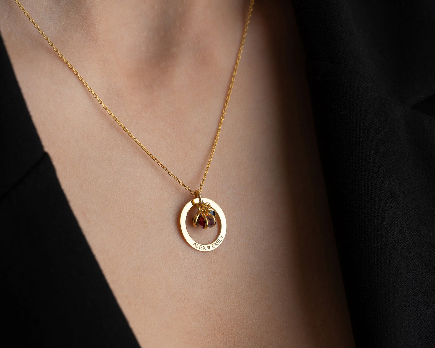 Collar personalizado de oro con piedra natal: Mensaje grabado en círculo de plata