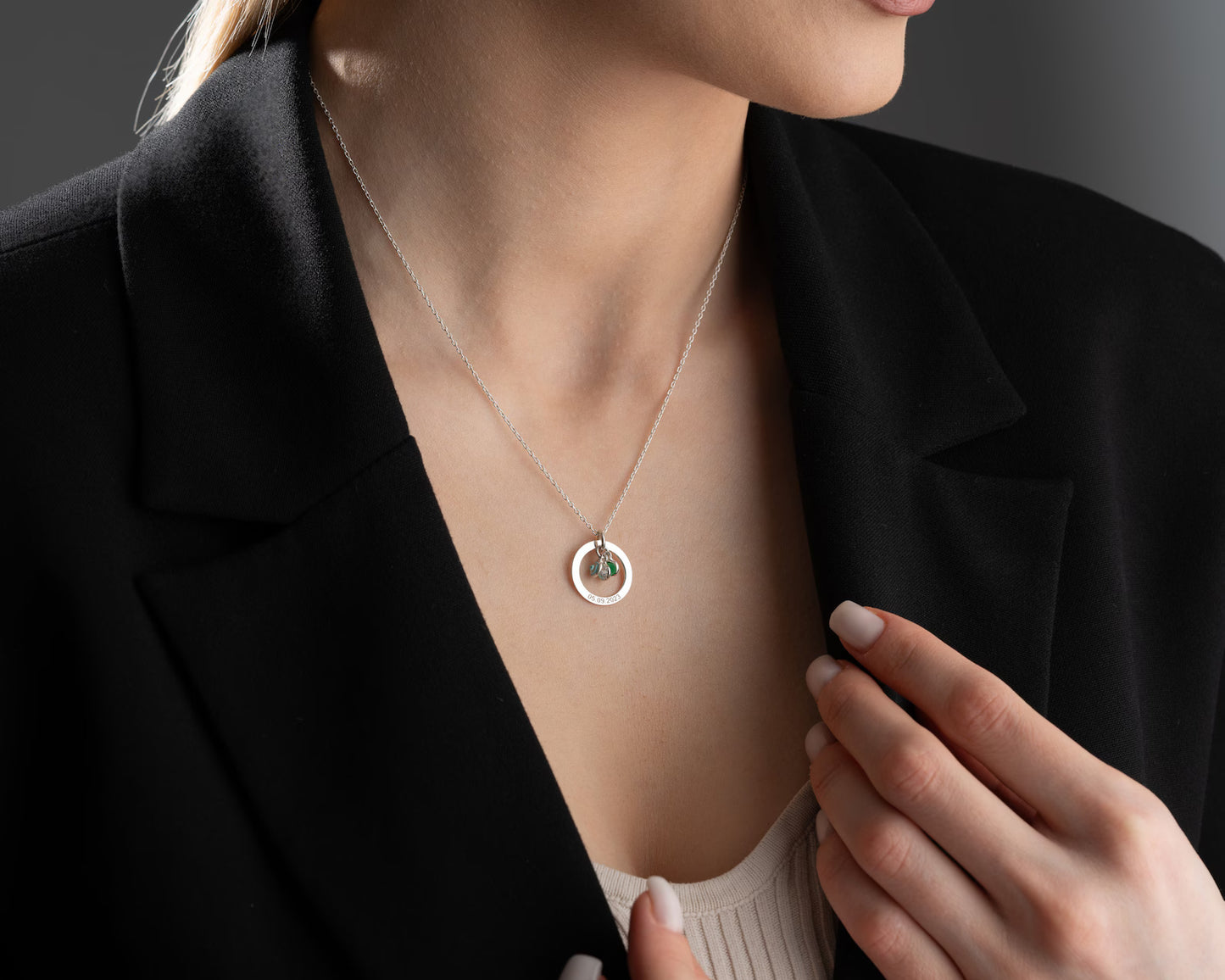 Collar personalizado de oro con piedra natal: Mensaje grabado en círculo de plata