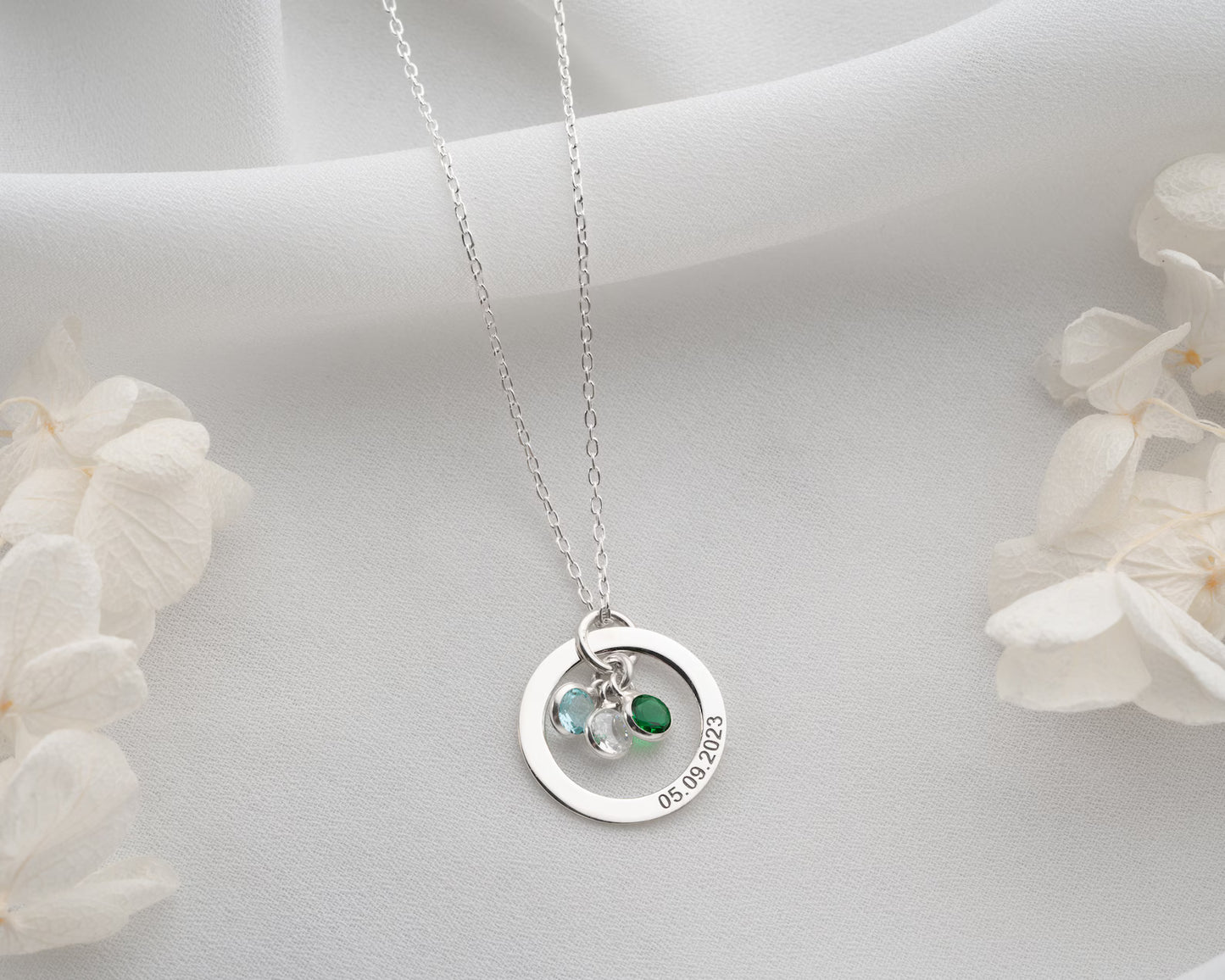Collar personalizado de oro con piedra natal: Mensaje grabado en círculo de plata