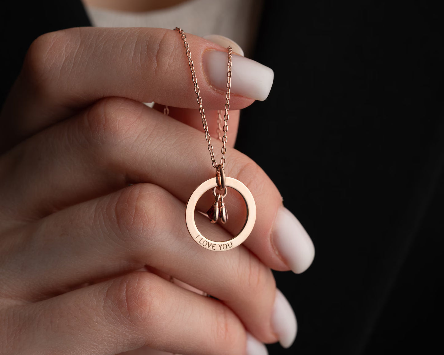 Collar personalizado de oro con piedra natal: Mensaje grabado en círculo de plata